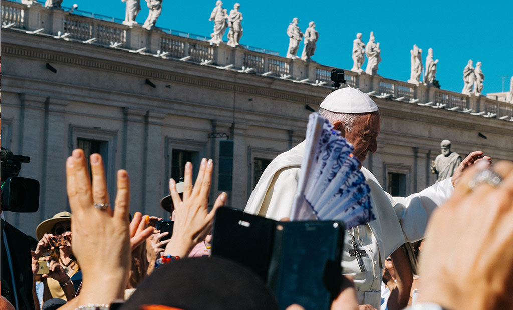 پاپ در بین مردم در میدان سن پیتر