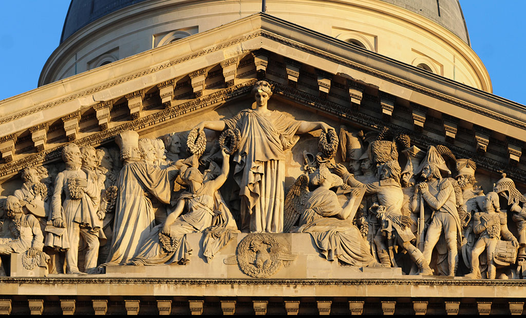 مجسمه ماریان در حال تاجگذاری قهرمانان فرانسوی