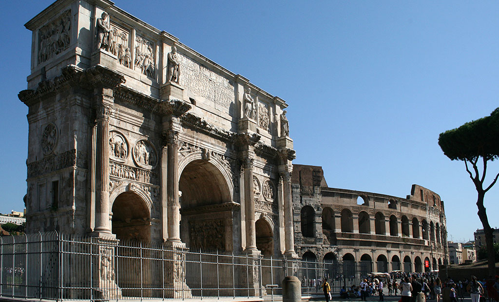 طاق نصرت کنستانتین در کنار کولوسئوم در شهر رم