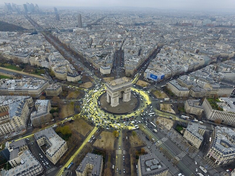 طاق نصرت پاریس در مرکز میدان شارل دو گل (اتوال سابق)