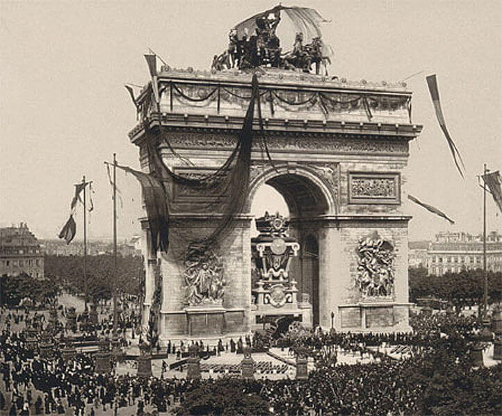به مدت چهار سال ارابه ای که توسط چهار اسب کشیده می شد در بالای طاق نصرت پاریس نصب بود