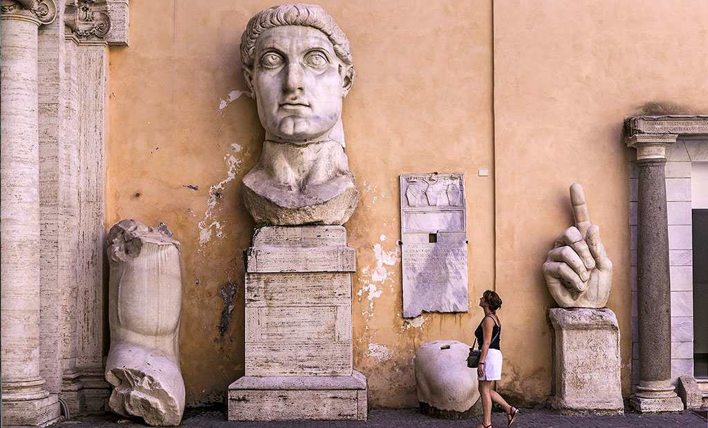 تکه های باقیمانده از مجسمه عظیم امپراتور کنستانتین در موزه کاپیتولین