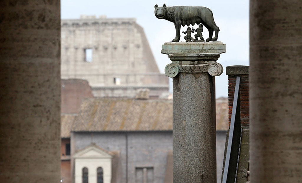 مجسمه کپی از گرگ کاپیتولین در حال شیر دادن رومولوس و روموس