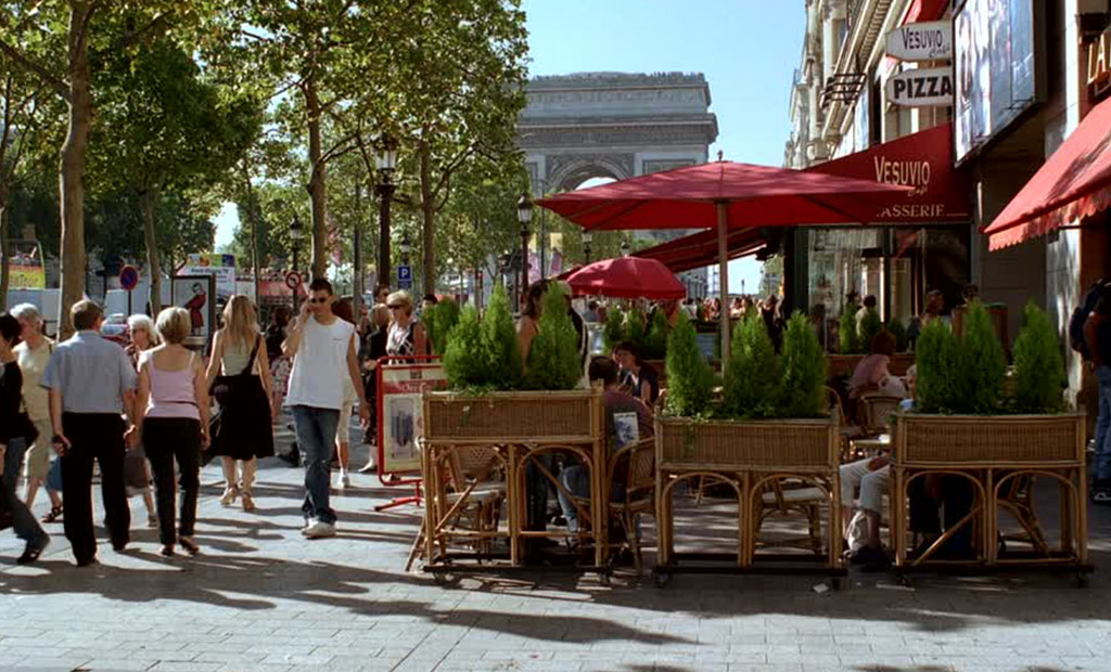 کافه نشینی در خیابان شانزلیزه پاریس