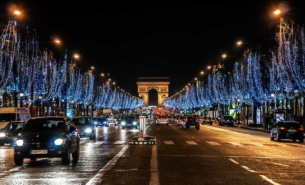 چراغانی زیبا خیابان شانزلیزه پاریس