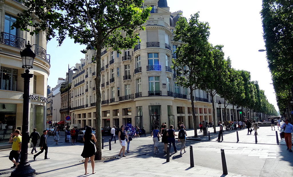 پیاده روهای عریض خیابان شانزلیزه پاریس