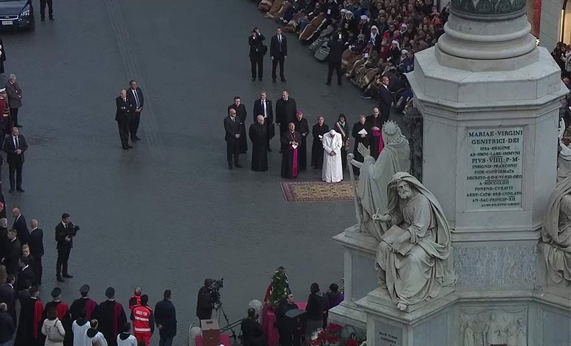 پاپ در حال ادای احترام به ستون معصومیت حضرت مریم در روز 8 دسامبر