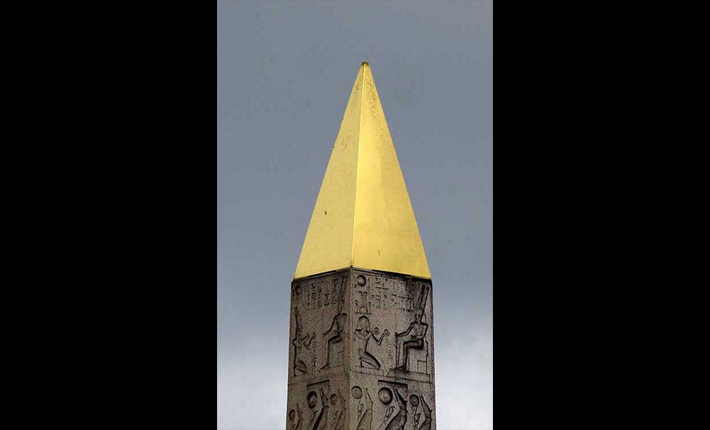 هرم طلایی که در سال 1998 بر روی ابلیسک کنکورد نصب شد