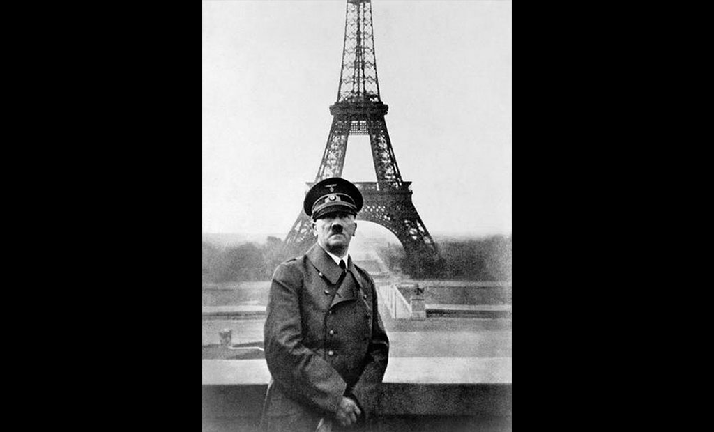 عکس یادگاری هیتلر با برج ایفل در زمان اشغال پاریس توسط نازی ها