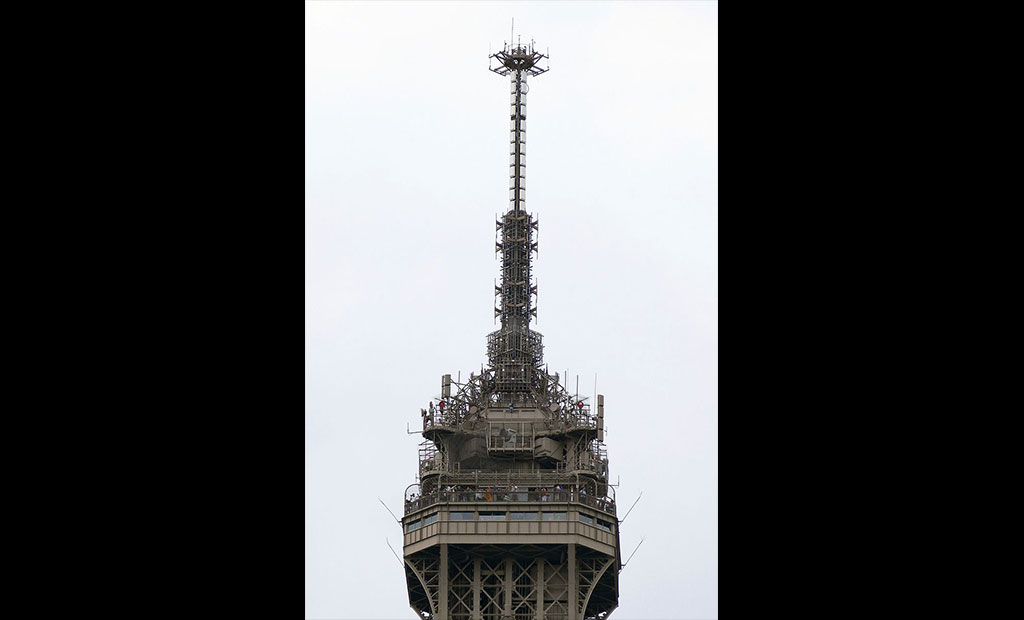 آنتن مخابراتی ۱۲ متری که بر بالای برج ایفل نصب شده است