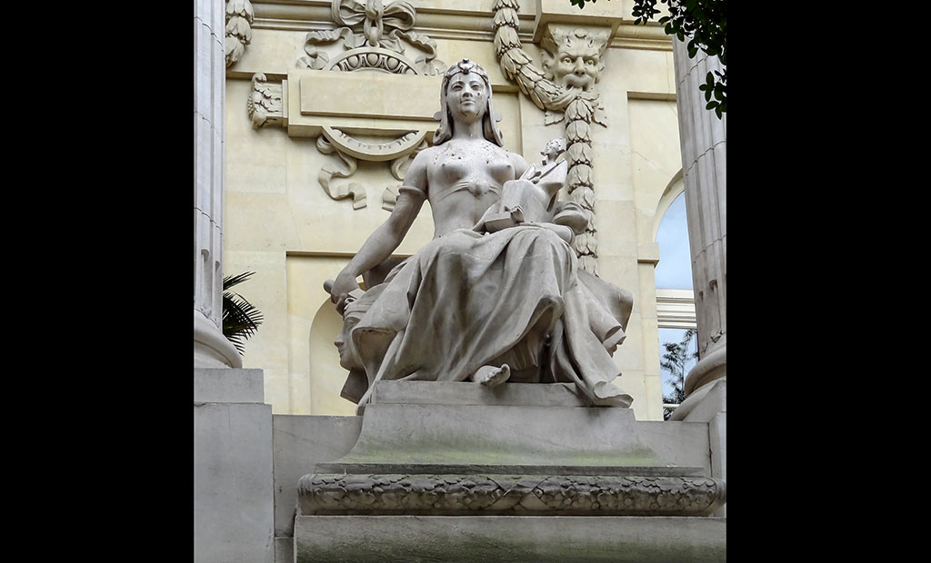 مجسمه های تزئینی در نمای خارجی گراند پله پاریس