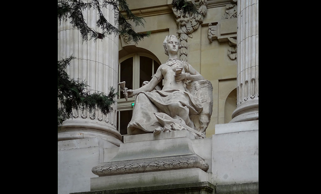 مجسمه های تزئینی در نمای خارجی گراند پله پاریس