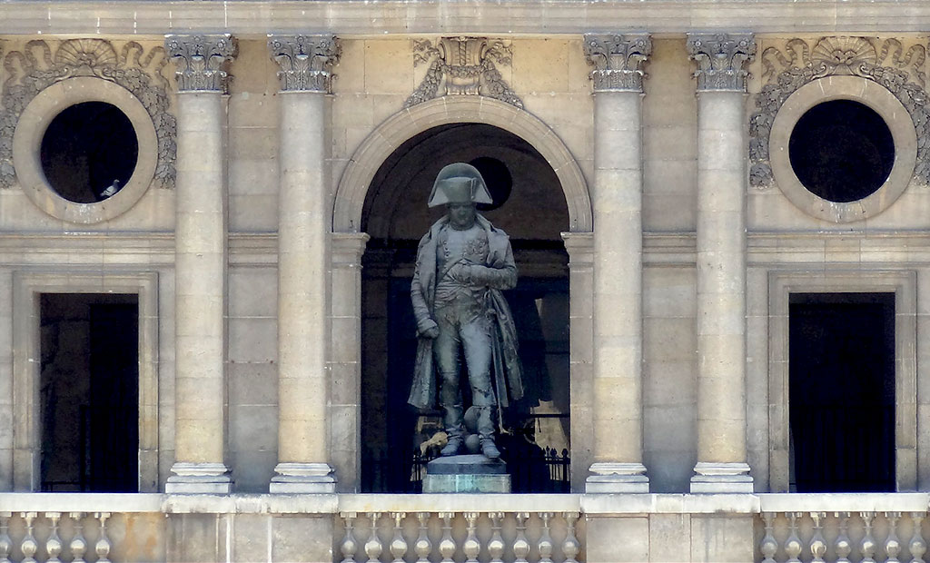 مجسمه برنزی ناپلئون در صحن اصلی هتل انولید
