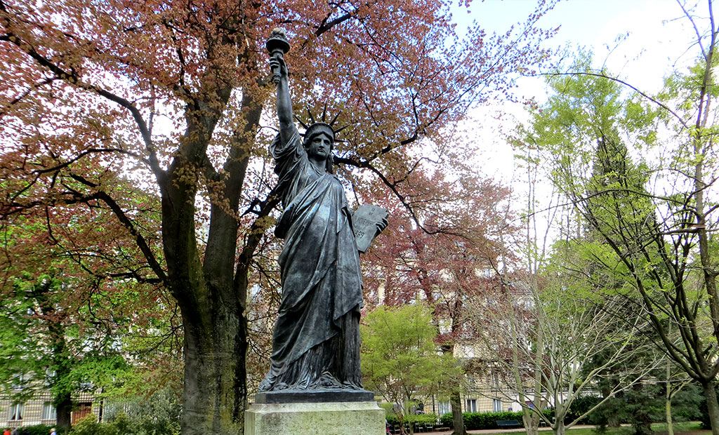 نسخه کوچک مجسمه آزادی در باغ لوگزامبورگ پاریس