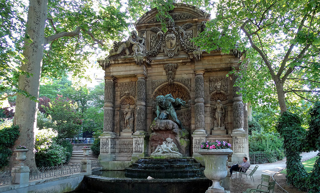 آبنمای مدیچی در باغ لوگزامبورگ پاریس