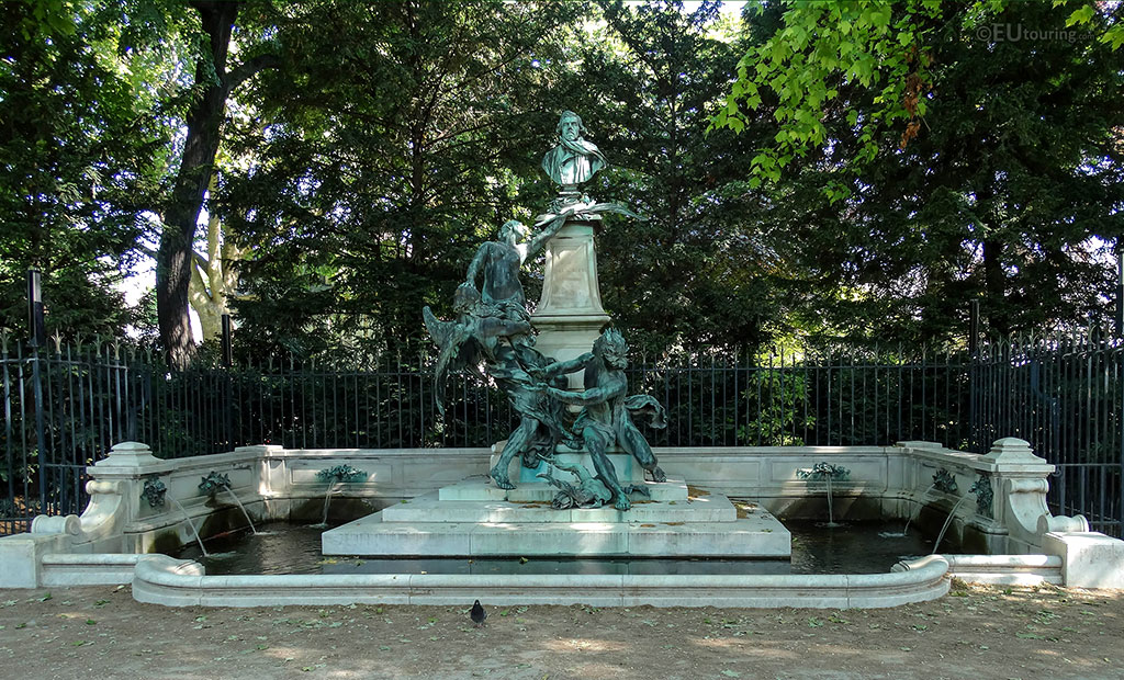 آبنمای دلاکروا در باغ لوگزامبورگ پاریس
