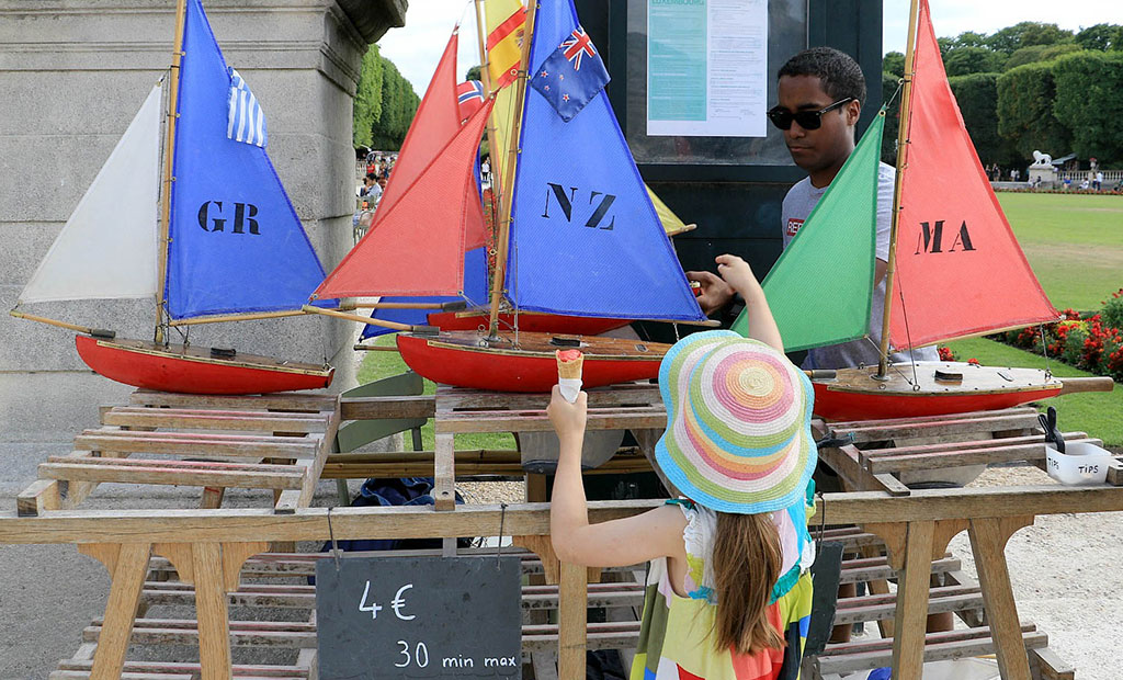 قایق های بادبانی که در باغ لوگزامبورگ کرایه داده می شوند
