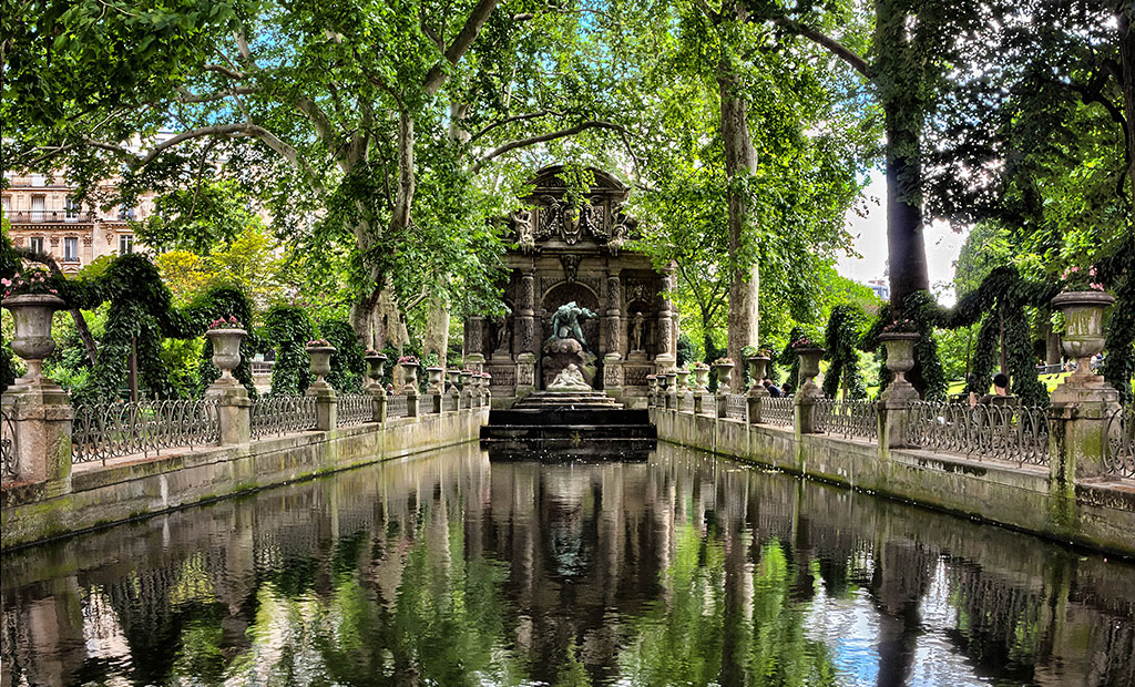 حوض و فواره مدیچی در باغ لوگزامبورگ پاریس