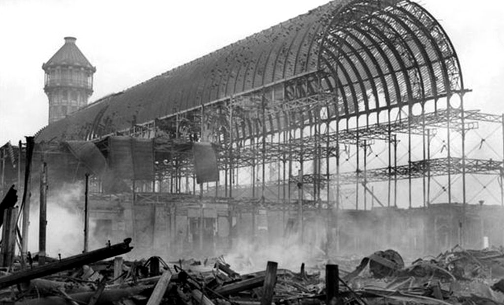 تخریب کامل کاخ کریستال لندن بر اثر آتش سوزی