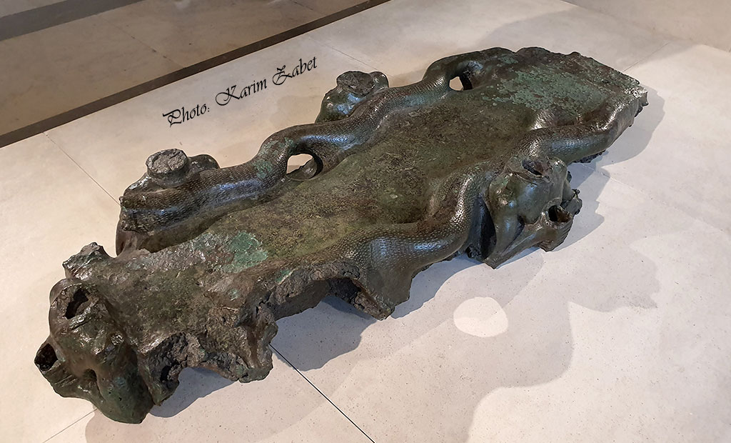 میز قربانی کشف شده از شوش - موزه لوور پاریس