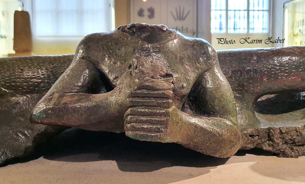 میز قربانی کشف شده از شوش - موزه لوور پاریس