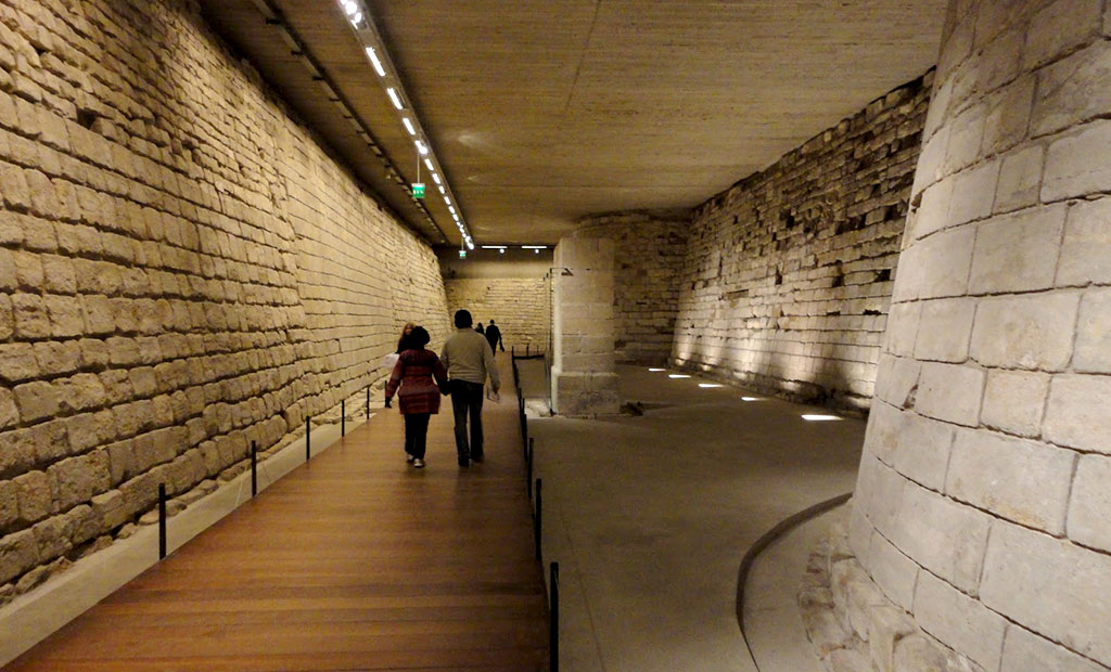 دیوارهای قدیمی 800 ساله موزه لوور