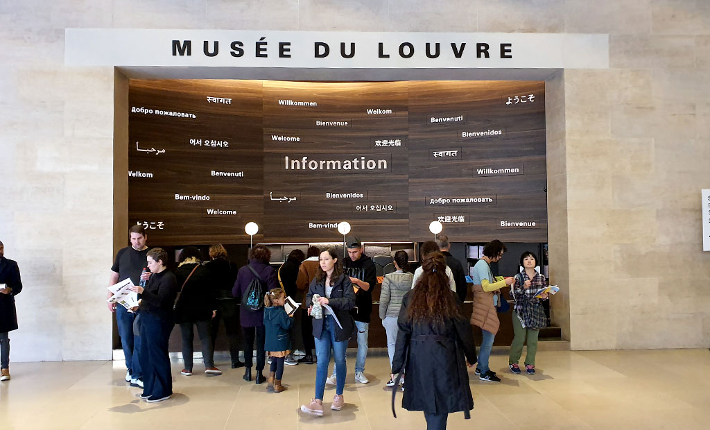 غرفه اطلاعات محل دریافت نقشه در طبقه -2 موزه لوور