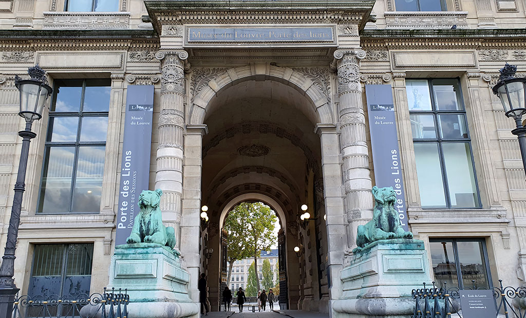 ورودی شیرها - موزه لوور پاریس