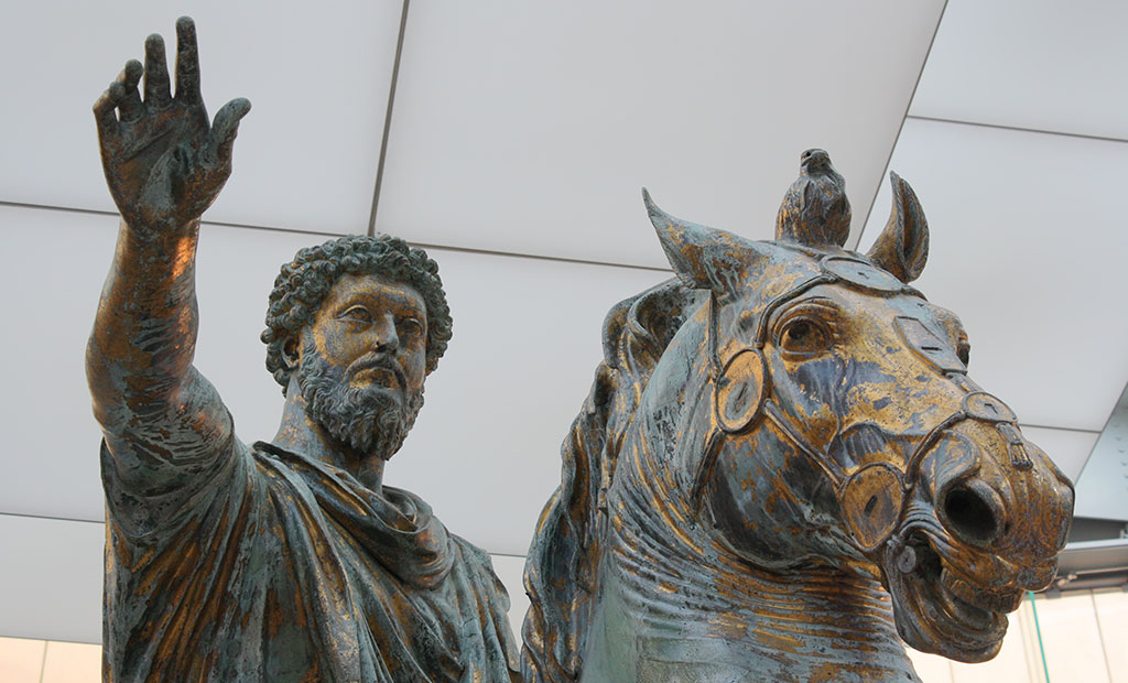 مجسمه اصلی برنزی امپراتور مارکوس آورلیوس با روکش طلا
