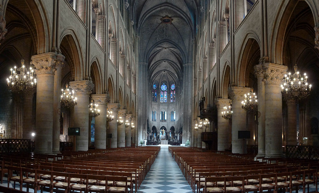 فضای داخلی کلیسای نوتردام پاریس