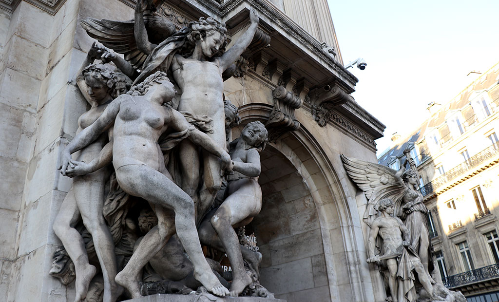 مجسمه رقص در نمای اصلی اپرا گارنیه پاریس