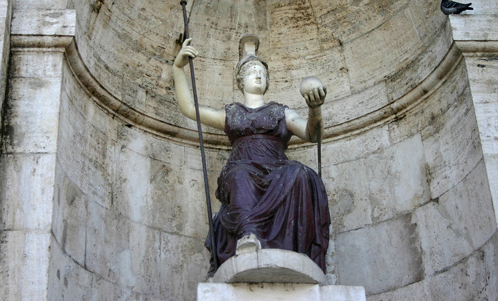 مجسمه قرن اول میلادی الهه روما در جلوی کاخ سناتوری