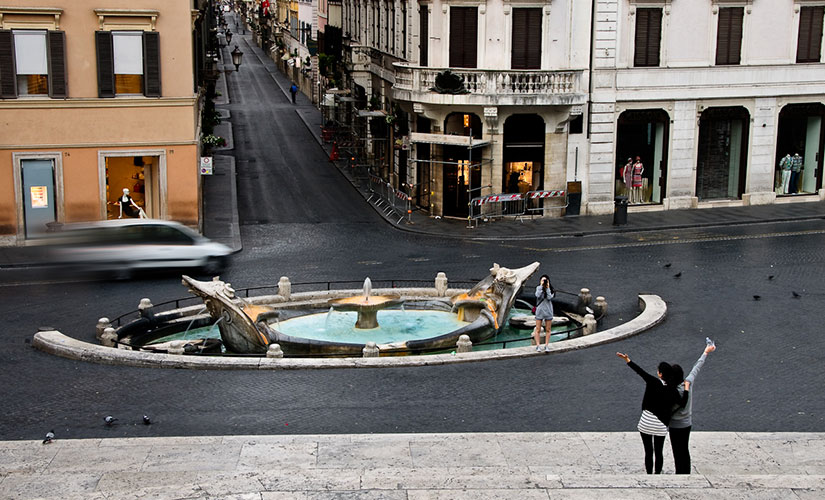 فواره برنینی در میدان اسپانیا شهر رم