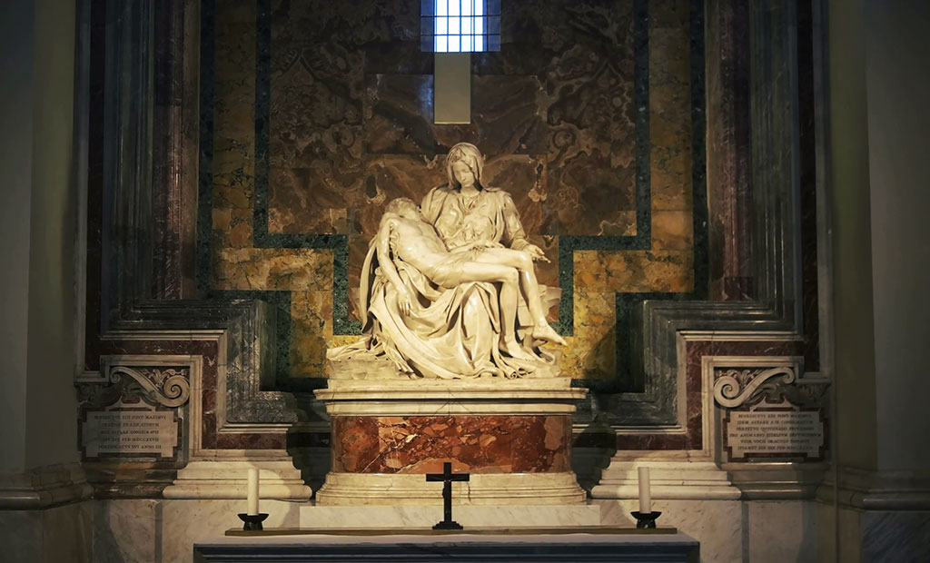 مجسمه سوگ مریم اثر میکل آنژ در کلیسای سن پیتر رم