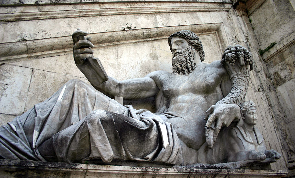 مجسمه قرن اول میلادی سمبل رود نیل در جلوی کاخ سناتوری