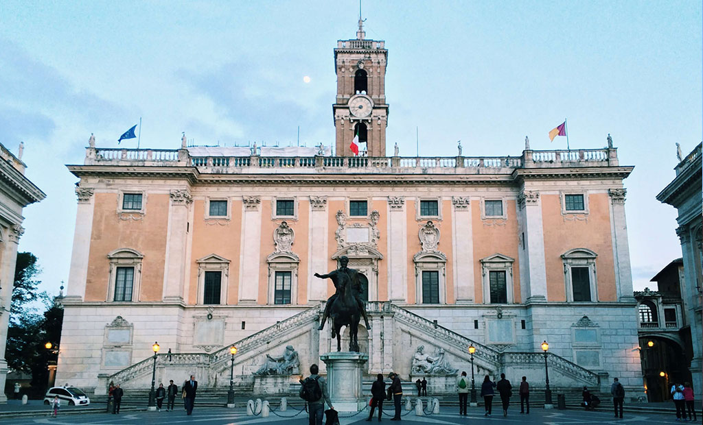 مجسمه برنزی امپراتور مارکوس آورلیوس جلوی کاخ سناتوری