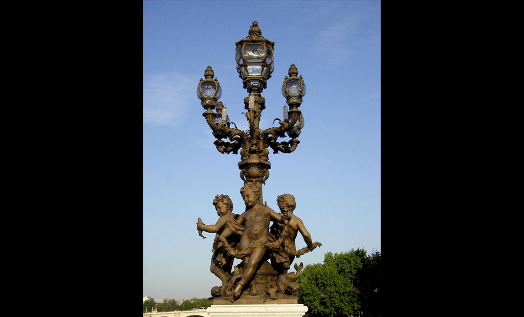 چراغها و مجسمه های تزئینی پل الکساندر سوم پاریس