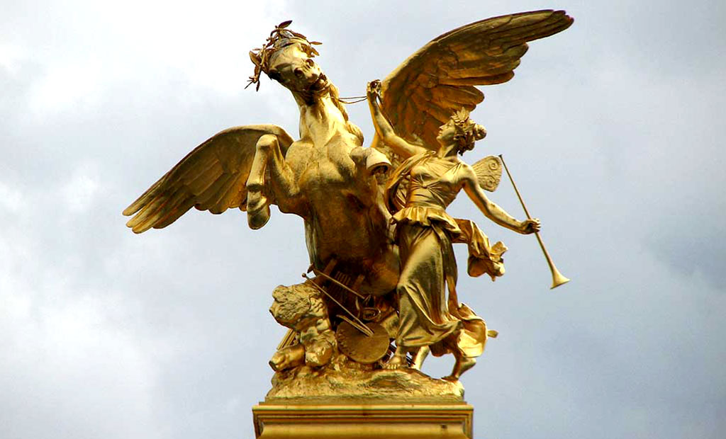 مجسمه طلایی تجسم هنر بر روی ستون پل الکساندر سوم پاریس