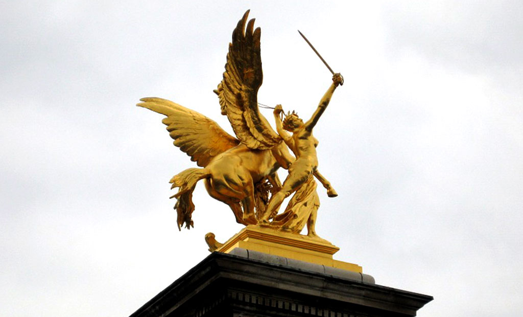 مجسمه طلایی تجسم تجارت بر روی ستون پل الکساندر سوم پاریس