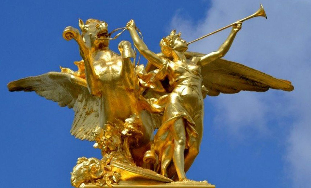 مجسمه طلایی تجسم صنعت بر روی ستون پل الکساندر سوم پاریس