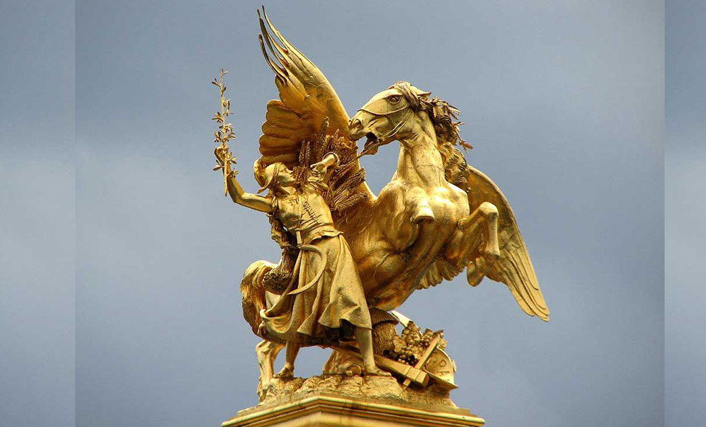 مجسمه طلایی تجسم علم بر روی ستون پل الکساندر سوم پاریس