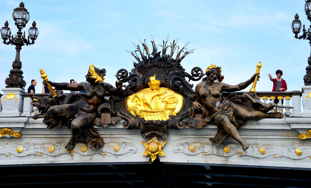 مجسمه پریان رود سن و نشان رسمی شهر پاریس