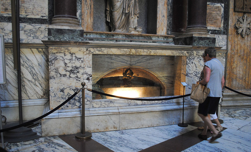 مقبره نقاش معروف رافائل در پانتئون رم