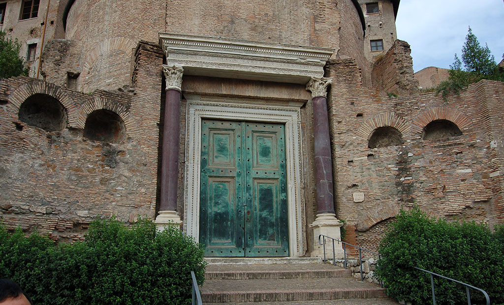 درب برنزی اصلی معبد رومولوس