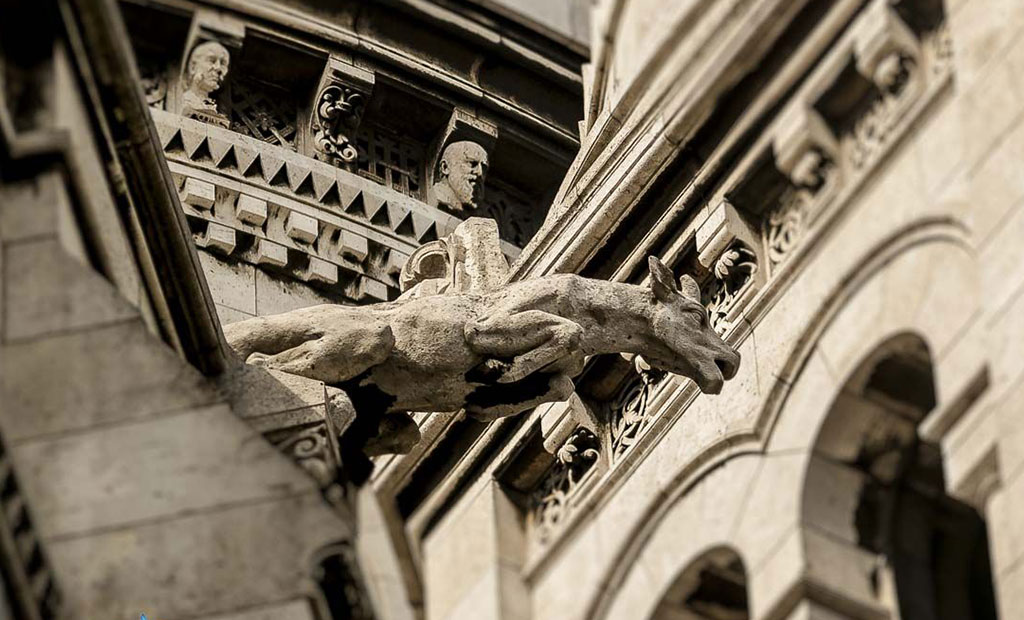 مجسمه گارگویل های فرانسوی در کلیسای سکره کور