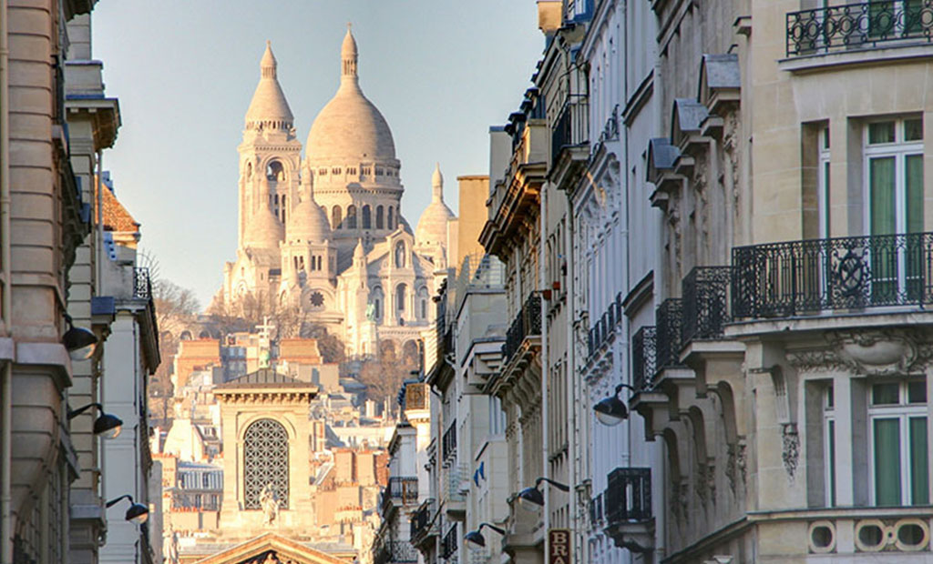 کلیسای قلب مقدس بر بالای تپه مون مارتر شهر پاریس