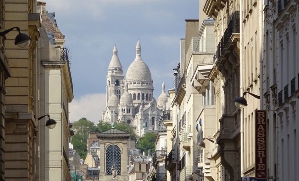 کلیسای سکره کور بر بالای تپه مون مارتر شهر پاریس