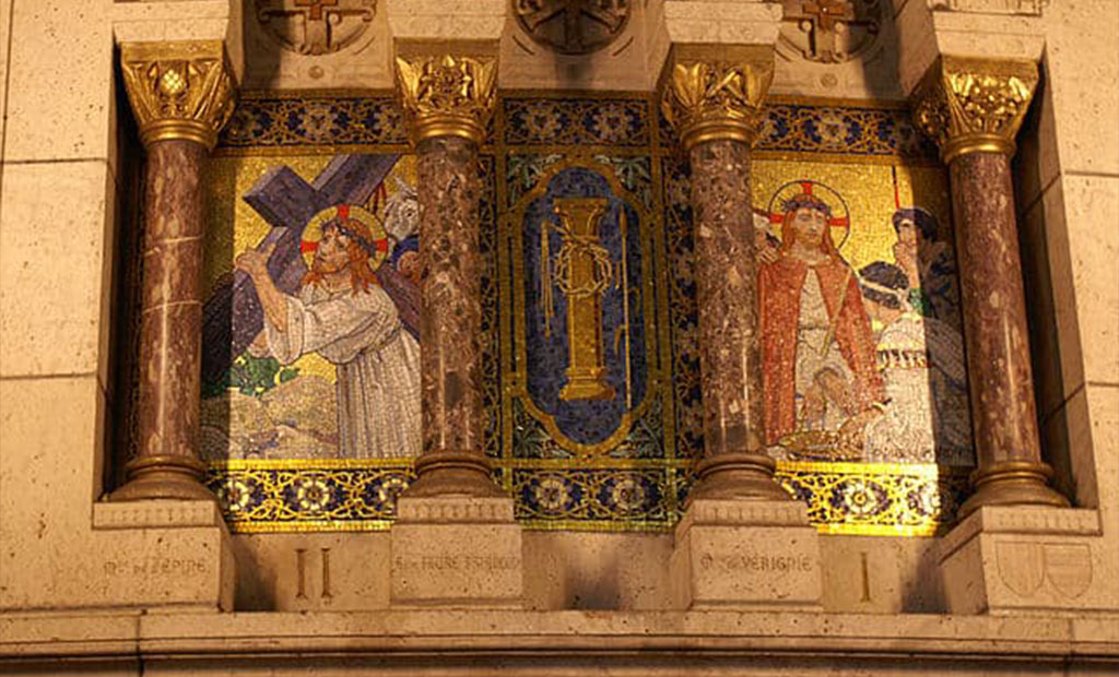 اسامی خیرین بانی بر روی دیوارهای کلیسای قلب مقدس پاریس
