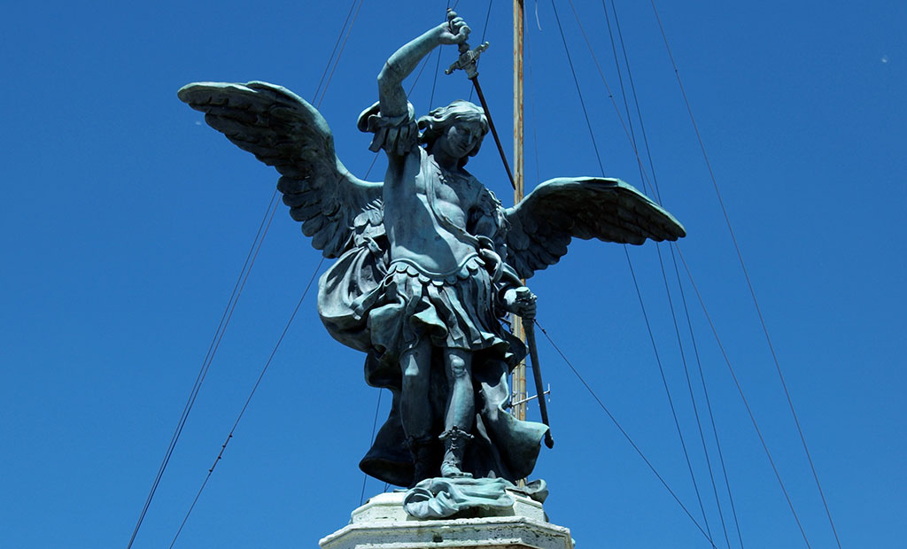 مجسمه جبرائیل در حال غلاف کردن شمشیر در بالای قلعه سنت آنجلو