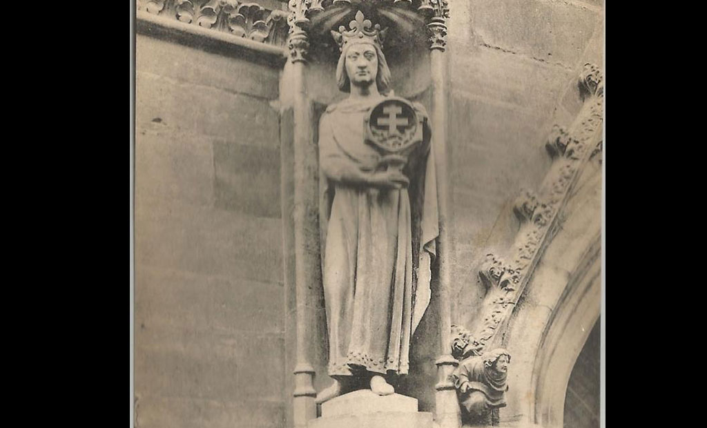 مجسمه سن لوئی که قطعه ای از صلیب راستین را حمل می کند